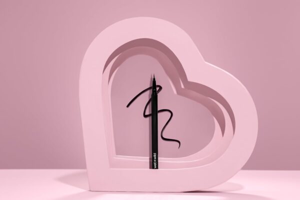 wet n wild Mega Last Breakup Proof Liquid Eyeliner - Ultra-Fine Brush, Waterproof, 16-Hour Long-Lasting Wear- Cruelty-Free & Vegan - Black