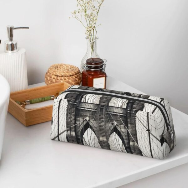 Brooklyn Bridge Makeup Bag for Women Men Pencil Pouch Travel Small Cosmetic Bag Zippered Toiletry Bags Aesthetic Pen Bags Trendy Storage Bags Leather Coin Pouch Purse