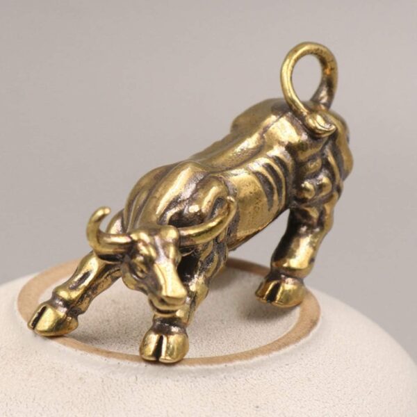 2pcs Brass Bull Figurines Ox Keychian Pendant Feng Shui Bull Statue Wealth Cow Cattle Calf Sculptures 2021 Chinese Zodiac Ox Year Figurines Car Dashboard Chinese New Year Decoration