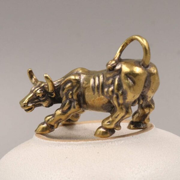 2pcs Brass Bull Figurines Ox Keychian Pendant Feng Shui Bull Statue Wealth Cow Cattle Calf Sculptures 2021 Chinese Zodiac Ox Year Figurines Car Dashboard Chinese New Year Decoration