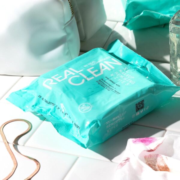 Real Techniques Real Clean XL Hydrating Facial Wipes, Infused With Hyaluronic Acid, Dual-Usage Cleansing Wipes Repair Skin & Gently Remove Makeup, Fragrance Free, 25 Count