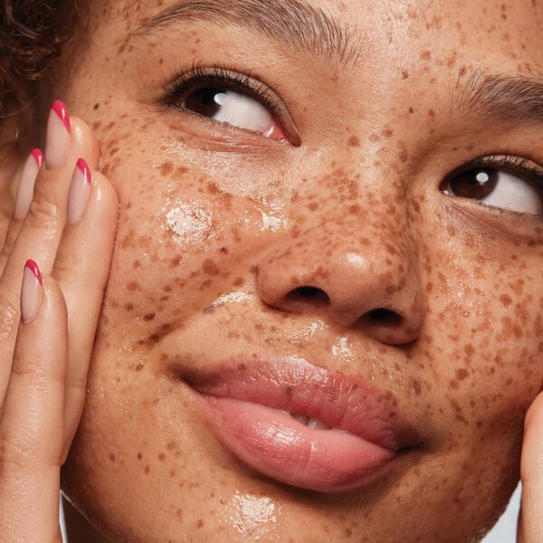 Almay Moisturizing Makeup Remover, Dermatologist Tested and Fragrance-Free, Hypoallergenic Cleanser, Removes Regular and Longwear Formulas, 4 Fl Oz (1 Pack)