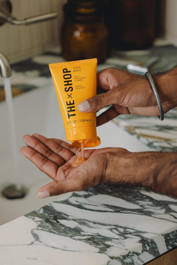 The Shop Men's Daily Exfoliating Face Wash, Gentle Cleanser for All Skin Types, Unclogs Pores, Removes Dirt & Oil, Smoothes Rough & Uneven Texture, Shaving Prep, Refreshing Eucalyptus Scent, 4 Fl Oz