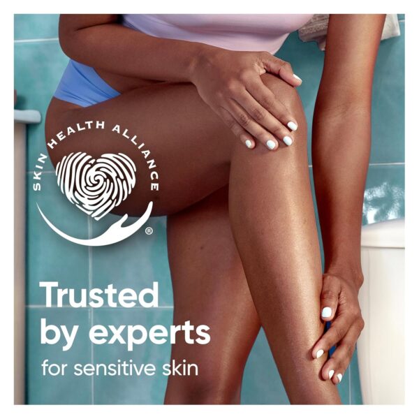 Venus MoistureGlide Women's Razor Blades, With Built-in Shave Gel Bars, 7 Razor Blade Refills