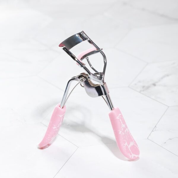Paris Hilton Eyelash Curler - Professionally Crafted Lash Curler for All Eye Shapes - Makeup tool for Long-Lasting Curl - Wide Opening for Every Lash Lift & Defines, Easy to Use with Comfort Grip -1pc