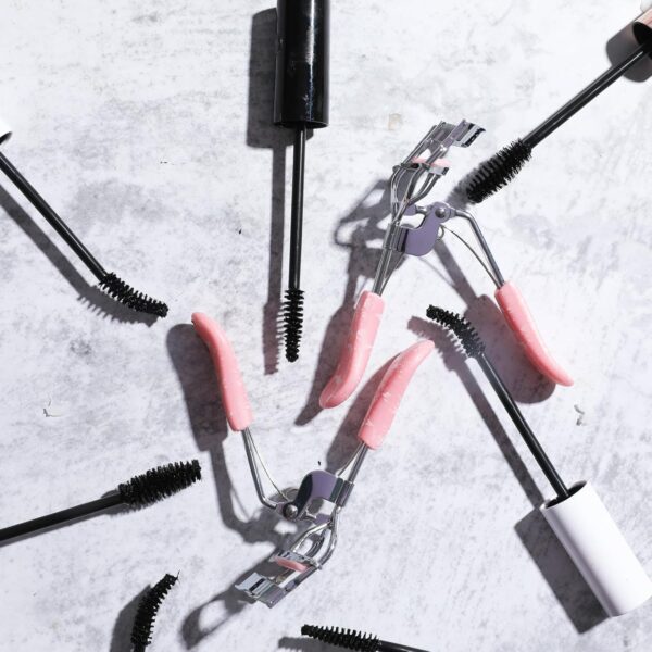 Paris Hilton Eyelash Curler - Professionally Crafted Lash Curler for All Eye Shapes - Makeup tool for Long-Lasting Curl - Wide Opening for Every Lash Lift & Defines, Easy to Use with Comfort Grip -1pc