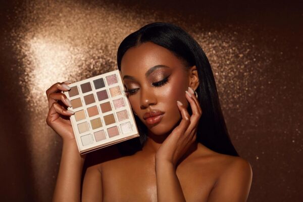 Spectrum Eyeshadow Palette - 20 Neutral Eyeshadow Shades in Matte, Shimmer and Metalic Finishes - Highly Pigmented Vegan Eye Makeup Palette - Clean Beauty Products