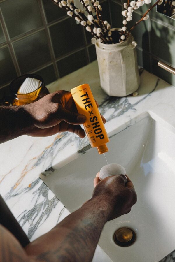 The Shop Men's Aftershave Toner, Anti-Bump Solution with Witch Hazel & Gentle Acids, Soothes Post-Shave Irritation, Prevents Ingrown Hairs & Razor Bumps, Refreshing Eucalyptus Scent, 5 Fl Oz